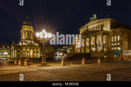 La Berlin Gendarmenmarkt con Konzerthaus e la chiesa del Deutscher Dom di notte Foto Stock