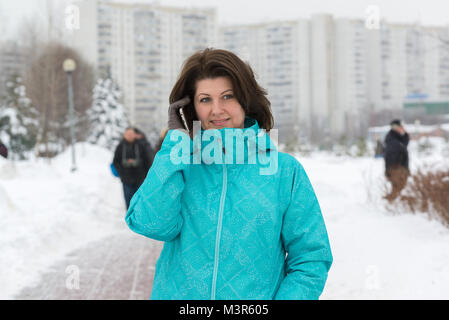 Donna che parla al telefono nella città di Mosca, Russia Foto Stock