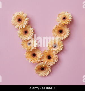 Lettera V fatta di fiori. Parte della parola AMORE , alfabeto floreale Foto Stock