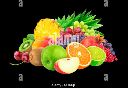 Cumulo di diversi tipi di frutta e bacche isolati su sfondo nero con tracciato di ritaglio Foto Stock