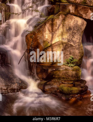 Boulder e silhouette patterns in fiume, grasshopper stato parco vicino a Sedona, in Arizona, Stati Uniti d'America Foto Stock