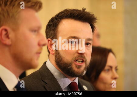 Leader SDLP Colonna Eastwood parla di media a Stormont come Primo Ministro Theresa Maggio e il Taoiseach Leo Varadkar sono holding crunch colloqui a Stormont amid crescente speculazione che una trattativa per ripristinare powersharing bordatura è più vicino. Foto Stock