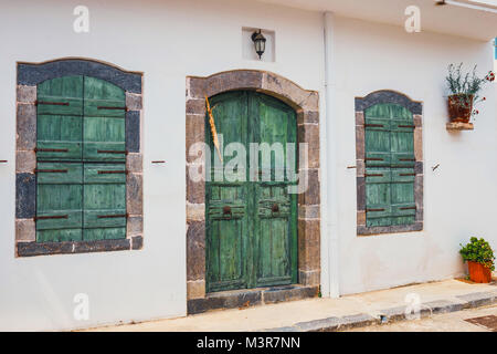 Verde di persiane e porte su una parete bianca, close up Foto Stock