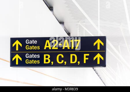 Etichetta di gate con freccia, andare direttamente al gate A, B, C, D e F, nel terminale di partenza e di arrivo dall'aeroporto internazionale Foto Stock