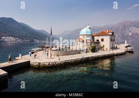 27 agosto 2017 splendido paesaggio, Isola della Vergine sul reef (Gospa od Skrpela Island), PERAST, Montenegro. Foto Stock