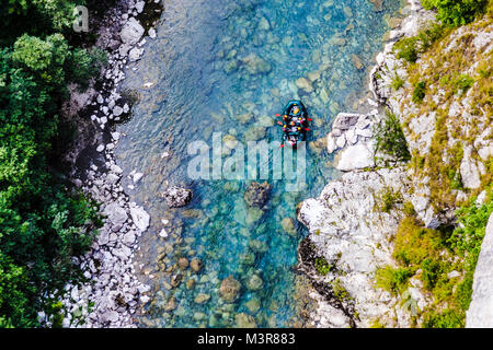 Rafting lungo il fiume di montagna Tara, vista dal ponte Foto Stock