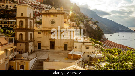 Vecchia chiesa in città a Positano sulla costiera amalfitana, Campania, Italia Foto Stock