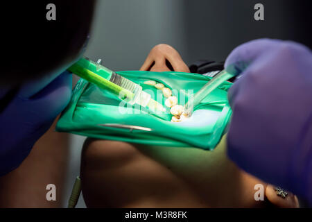 In studio dentistico trattamenti dente marcio, primo piano della fotografia di lavaggio del canale di radice Foto Stock