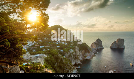 Vista panoramica sui Faraglioni di Capri, Italia Foto Stock