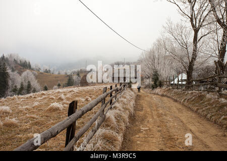 In frosty Magura, contea di Brasov, Romania. Foto Stock