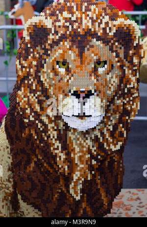 Lego animali sul display come parte della grande mattone Safari al Mermaid Quay, Cardiff Bay, il Galles, realizzato da luminose mattoni. Foto Stock