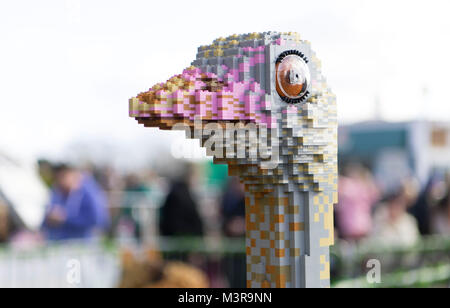 Lego animali sul display come parte della grande mattone Safari al Mermaid Quay, Cardiff Bay, il Galles, realizzato da luminose mattoni. Foto Stock