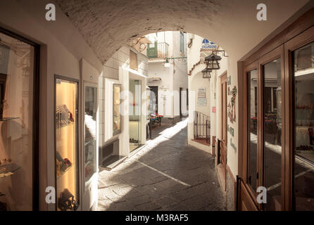 Capri, Italia - agosto 09: via dello shopping nel centro storico di Capri. Isola di Capri è popolare destinazione vacanze in Campania, Italia. Foto Stock