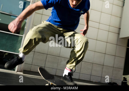 Jóvenes practicando skateboard en la plaza del Museo de Arte Contemporáneo de Barcelona (MACBA). Enero, 2018. © César cas Foto Stock