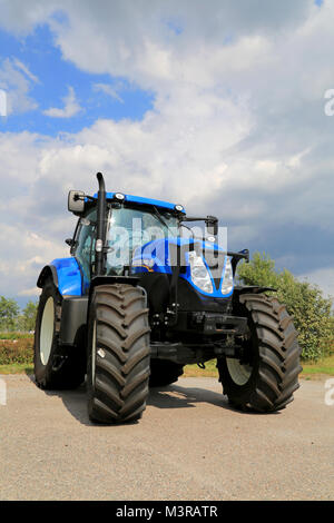 SALO, Finlandia - 9 agosto 2014: New Holland trattore agricolo T7.185 sul display. New Holland festeggia 50 anni di trattori a Basildon. Foto Stock