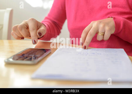 Auto employedwoman calcola imposta il ritorno a casa Foto Stock