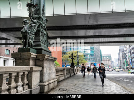 Giappone, isola di Honshu, Kanto, Tokyo, Ponte di Nihonbashi. Foto Stock