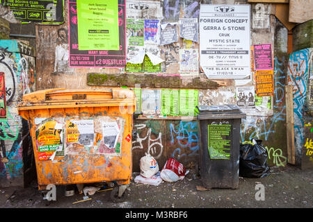 Commercio watse scomparti pieno di spazzatura spazzatura in strada, con grafitti regno unito Foto Stock