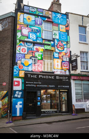 Il Phone Shop, Stokes Croft, Bristol REGNO UNITO coperti in Colorati luminosamente segni esterno Foto Stock