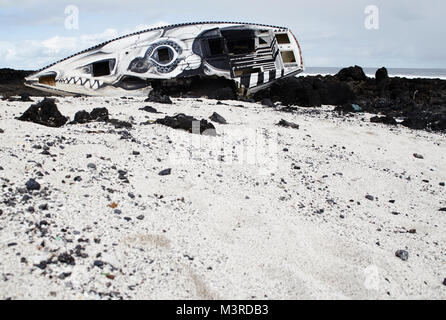 Danneggiato e barca dipinta sulla spiaggia nei pressi di Orzola, Lanzarote, Spagna Foto Stock