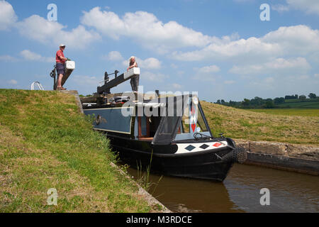 Un narrowboat lasciando nuovo Marton serratura inferiore (blocco 20) sull'Llangollen Canal, Shropshire, Regno Unito. Foto Stock