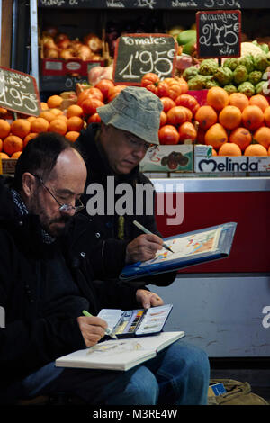 Due uomini disegno al mercato Atarazanas hall di Malaga Foto Stock