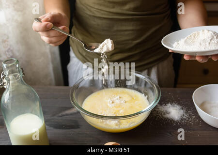 Frittelle di cottura nella cucina rurale Foto Stock