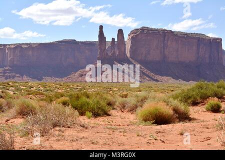 Le tre sorelle un monumento in Monument Valley, AZ Foto Stock