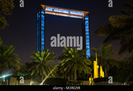 Dubai, Emirati Arabi Uniti, 11 Febbraio 2018: Dubai costruzione del telaio durante la notte, nuova attrazione DEGLI EMIRATI ARABI UNITI. Le misure del telaio alta 150 metri e 93 metri wi Foto Stock