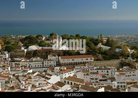 Andalusia in Spagna: a piedi della Sierra de Mijas - guardando in giù su Mijas Pueblo Foto Stock