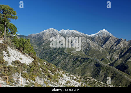 L'inverno arriva a Andalusia in Spagna: la Sierra Almijara montagne con una spolverata di neve Foto Stock
