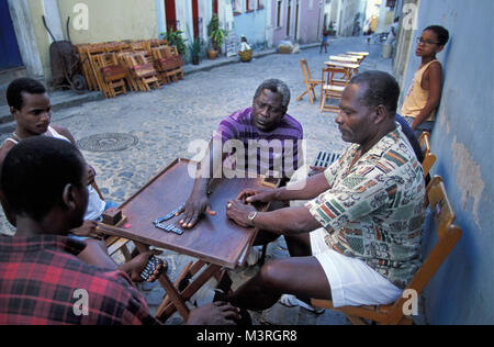 Il Brasile. Salvador de Bahia. La vita di strada. Persone che giocano a domino. Foto Stock