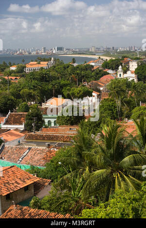 Il Brasile. Olinda. Recife in background. Vista panoramica sulle case e sulla costa. Foto Stock