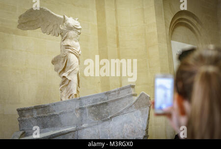 Parigi - 16 Maggio: Unidentified turistica prendendo le foto di Venere di Milo presso il Museo del Louvre il 16 maggio 2015 a Parigi, Francia. Il Louvre è il più grande museo a Parigi Foto Stock