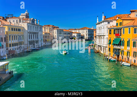 Colorato Canal Grande dal Ponte Ponte dell'Accademia degli edifici Traghetti riflessioni Venezia Italia Foto Stock