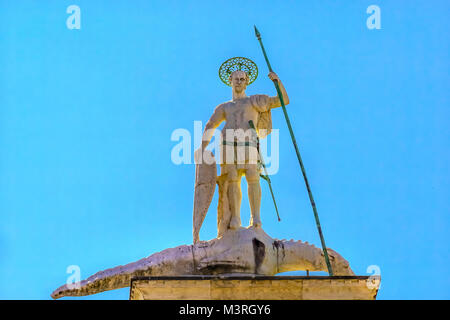 San Teodoro uccisione di colonna del coccodrillo di Piazza San Marco Piazza San Marco Venezia Italia. San Teodoro fu del IV secolo San e primo patrono Sain Foto Stock