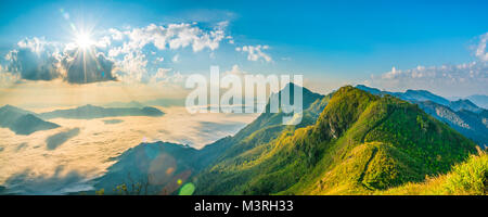 Paesaggio di montagna natura primavera o estate sfondo con raggi di sole cielo blu, il Doi pha tang, chiangrai, Thailandia Foto Stock