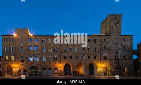 Palazzo Pretorio e Torre del Porcellino, Piazza dei Priori in un momento tranquillo di sera con la luce blu, Volterra, Pisa, Toscana, Italia Foto Stock