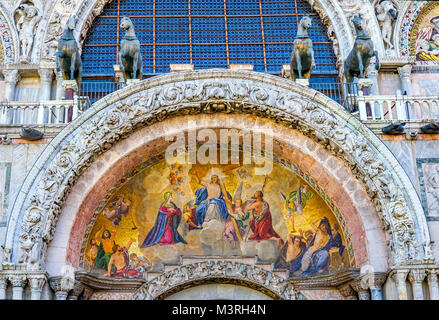 Resurrezione di Cristo mosaico cavalli antica Basilica di San Marco a Venezia. La Chiesa ha creato 1063 annuncio, i cavalli sono repliche di quelle adottate dalla costante Foto Stock