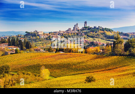Panorama di San Gimignano e i vigneti intorno a questo italiano bella città (patrimonio UNESCO), Italia Foto Stock