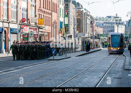 Irlandese di forze militari pronte per 1916 Pasqua Rising commemorazione parade sulla parte inferiore di Abbey Street nel centro di Dublino, Irlanda Foto Stock