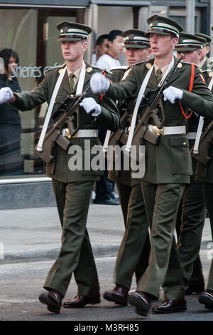 Irlandese di forze militari pronte per 1916 Pasqua Rising commemorazione parade sulla parte inferiore di Abbey Street nel centro di Dublino, Irlanda Foto Stock