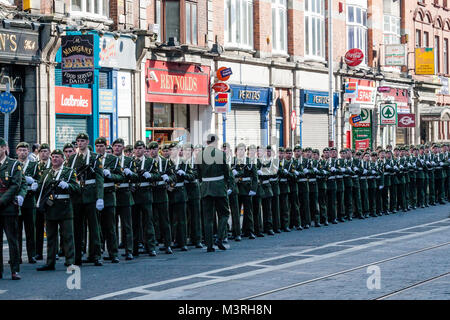 Irlandese di forze militari pronte per 1916 Pasqua Rising commemorazione parade sulla parte inferiore di Abbey Street nel centro di Dublino, Irlanda Foto Stock