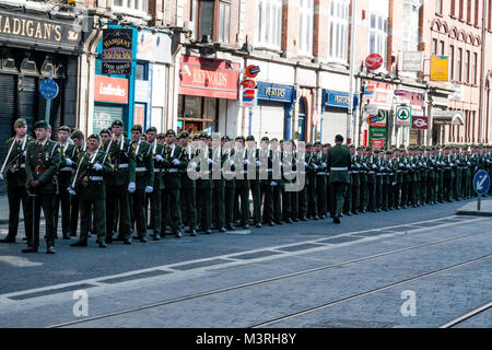 Irlandese di forze militari pronte per 1916 Pasqua Rising commemorazione parade sulla parte inferiore di Abbey Street nel centro di Dublino, Irlanda Foto Stock