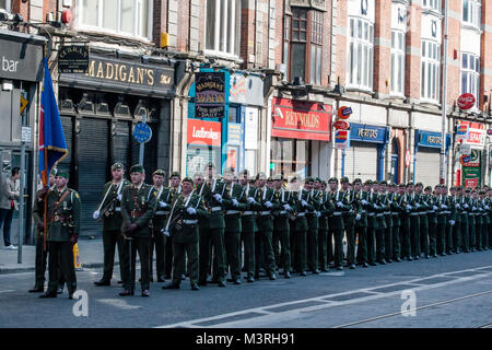 Irlandese di forze militari pronte per 1916 Pasqua Rising commemorazione parade sulla parte inferiore di Abbey Street nel centro di Dublino, Irlanda Foto Stock