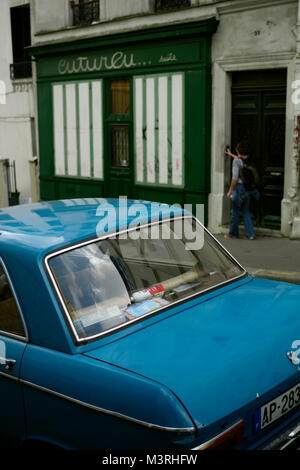 Parigi - FRANCIA - Parigi - in auto - PARIGI SHOP - OLD Peugeot 204 parcheggiate in MONTMARTRE STREET - francese   VINTAGE retrò francese © Frédéric BEAUMONT Foto Stock