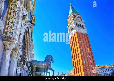 La Basilica di San Marco Cavalli di Bronzo Campanile Campanile di Piazza San Marco Piazza San Marco Venezia Italia. Prima eretta nel 1173. La Chiesa ha creato 106 Foto Stock