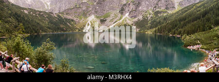Il polacco Tatry Tatra, acque cristalline del lago stagno nella valle di montagna sulla soleggiata giornata autunnale. Acqua riflessioni, mountain e il mirroring del cielo. Panorama Foto Stock