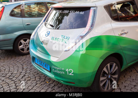 AMSTERDAM, Paesi Bassi - 10 giugno 2014: taxi elettrico parcheggiata in strada di Amstrdam Foto Stock