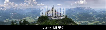 Berchtesgaden, Germania - 20 giugno 2017: Il Kehlsteinhaus, noto anche come "Nido dell'Aquila" a Obersalzberg, è esposto in una vista panoramica in una giornata estiva. Foto Stock